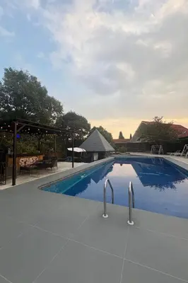 Piscina en o cerca de Villa Willeska en lomas de Cocoyoc, con alberca, jacuzzi y enormes areas verdes
