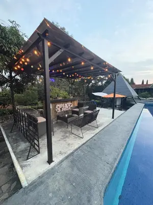 Piscina en o cerca de Villa Willeska en lomas de Cocoyoc, con alberca, jacuzzi y enormes areas verdes
