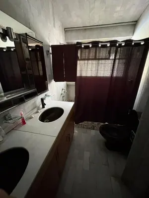 Un baño de Villa Willeska en lomas de Cocoyoc, con alberca, jacuzzi y enormes areas verdes