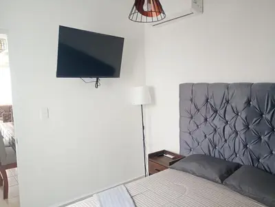 Una televisión o centro de entretenimiento en Casa Colibrí