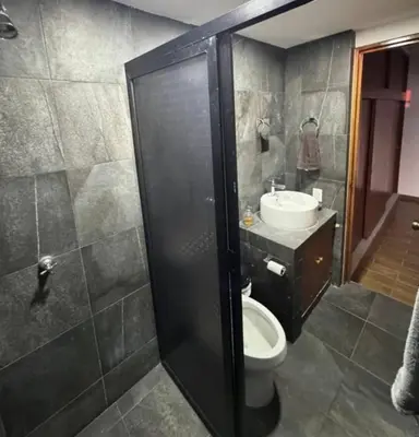 Un baño de La Perla residencia completa 3 habitaciones