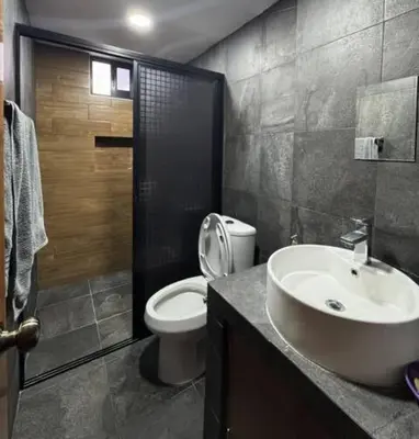 Un baño de La Perla residencia completa 3 habitaciones
