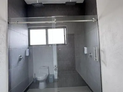Un baño de Casa lujosa con cancha de básquet y alberca