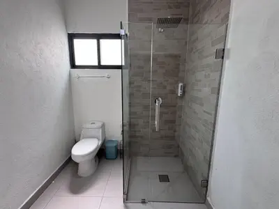 Un baño de Casa lujosa con cancha de básquet y alberca