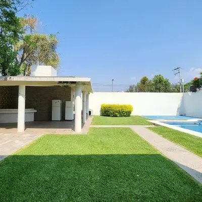 Casa lujosa con cancha de básquet y alberca