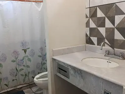 Un baño de HABITACION PRIVADA CON BAÑO PRIVADO, VENTILADOR, WiFi Y RESTAURANT