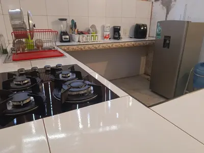 Una cocina o zona de cocina en HABITACION PRIVADA CON AC, WiFi, TV, COCINA, BAÑO Y ESTACIONAMIENTO