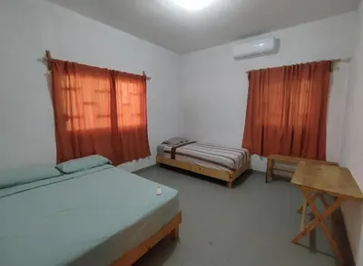 Cama o camas de una habitación en HABITACION PRIVADA CON AC, WiFi, TV, COCINA, BAÑO Y ESTACIONAMIENTO