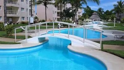 Piscina en o cerca de ACAPULCO DIAMANTE 3 BEDROOMs EACH WITH BATHROOM, & GYM