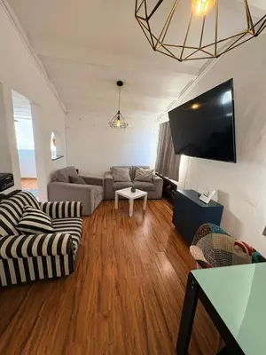 Una televisión o centro de entretenimiento en Soul Home
