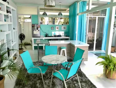 Una cocina o zona de cocina en 2nd floor loft with swimming pool