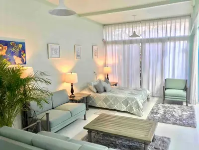 Zona de estar de 2nd floor loft with swimming pool