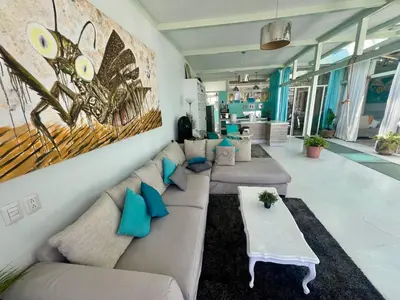 Zona de estar de 2nd floor loft with swimming pool
