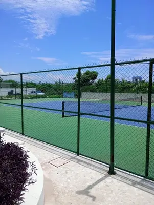 Instalaciones para jugar a tenis o squash en Acapulco Diamante Departamento de ensueño con acceso a playa o alrededores