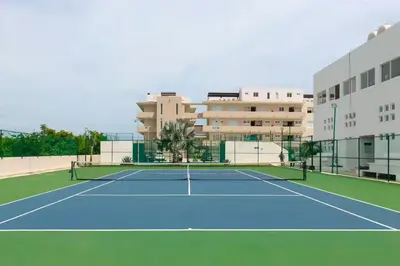 Instalaciones para jugar a tenis o squash en Acapulco Diamante Departamento de ensueño con acceso a playa o alrededores