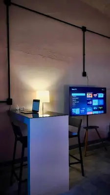 Una televisión o centro de entretenimiento en The Mercedes Room