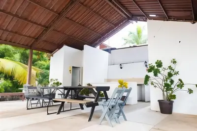 Un balcón o terraza de Two-bedroom condo Ground floor