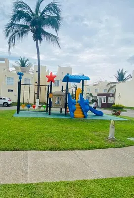 Zona de juegos infantil en Amplia Casa Acapulco Punta Diamante