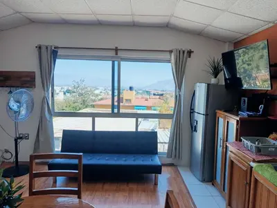 Una televisión o centro de entretenimiento en Altos del Centro, Loft privado con vista al Valle