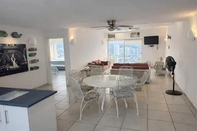 Una televisión o centro de entretenimiento en Bella Brisas Stays