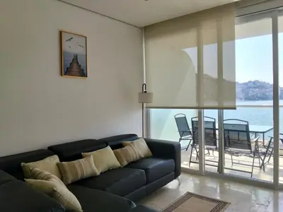 Zona de estar de Depa frente al mar en acapulco costera con alberca