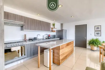 Una cocina o zona de cocina en 3 BR Condo - Panoramic Views - 5 Min to Downtown
