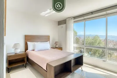 Cama o camas de una habitación en 3 BR Condo - Panoramic Views - 5 Min to Downtown