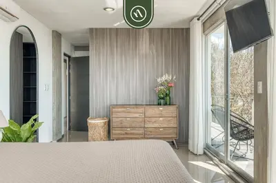 Una televisión o centro de entretenimiento en 3 BR Condo - Panoramic Views - 5 Min to Downtown