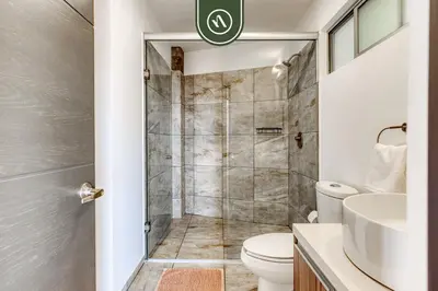 Un baño de 3 BR Condo - Panoramic Views - 5 Min to Downtown