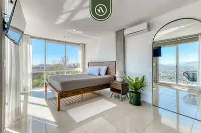 Cama o camas de una habitación en 3 BR Condo - Panoramic Views - 5 Min to Downtown