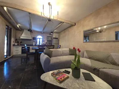 Zona de estar de Departamento Zeus: Estilo y Confort en Val’Quirico