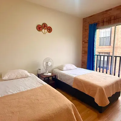 Cama o camas de una habitación en Apartamento cerca del Centro con estacionamiento y wifi rápido