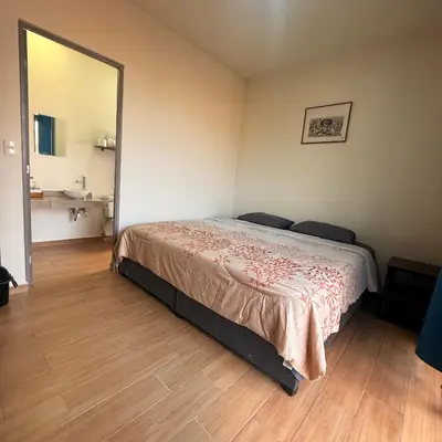 Cama o camas de una habitación en Apartamento cerca del Centro con estacionamiento y wifi rápido