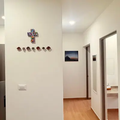 Una televisión o centro de entretenimiento en Apartamento cerca del Centro con estacionamiento y wifi rápido