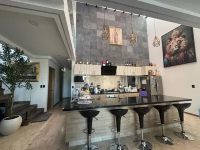 Una cocina o zona de cocina en Residencia con alberca