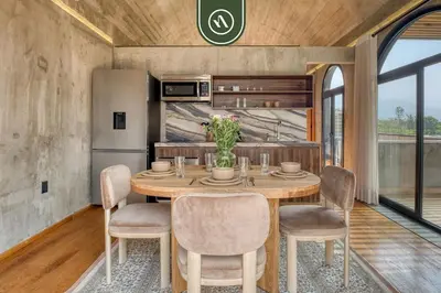 Una cocina o zona de cocina en Luxury 1 BR Condo in Downtown - AC - Peaceful