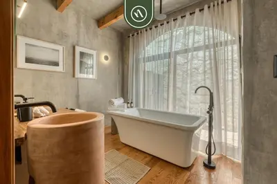 Un baño de Luxury 2 BR Condo in Downtown - AC - Peaceful