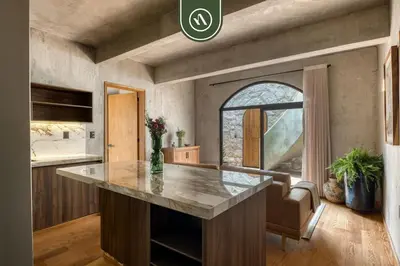 Una cocina o zona de cocina en Luxury 2 BR Condo in Downtown - AC - Peaceful