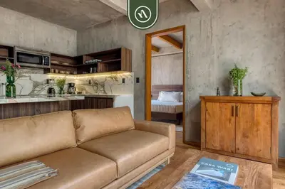 Una cocina o zona de cocina en Luxury 2 BR Condo in Downtown - AC - Peaceful