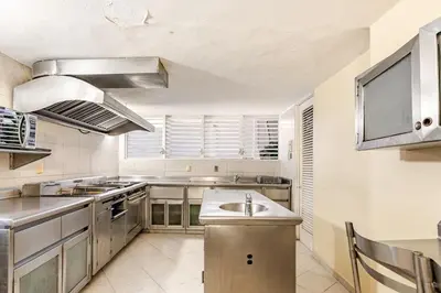 Una cocina o zona de cocina en Private villa, 6 bedrooms, 2 pools with views