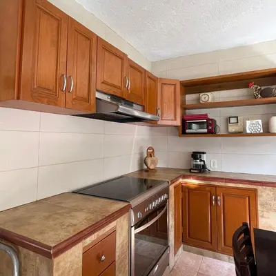 Una cocina o zona de cocina en Azalea Paradise - Heated Pool & Garden
