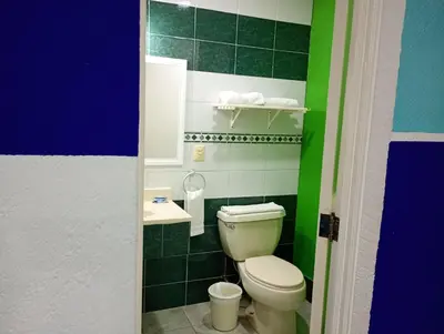 Un baño de Hotel Los Cedros
