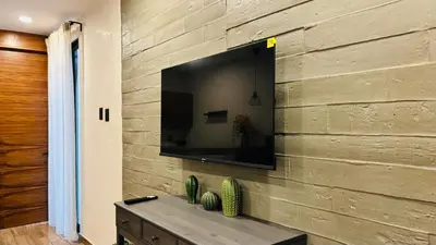 Una televisión o centro de entretenimiento en Suites Oros