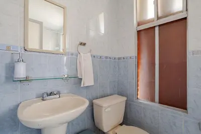 Un baño de Casa Villana - 5 minutes from Six Flags!