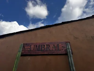 Certificado, premio, señal o documento que está expuesto en Umbral Habitacion Natural Privada