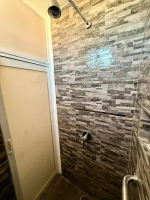 Un baño de Departamento acogedor, moderno y céntrico