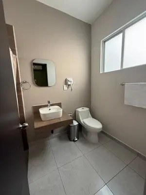 Un baño de Modern, comfortable, equipped Deluxe Suite 2