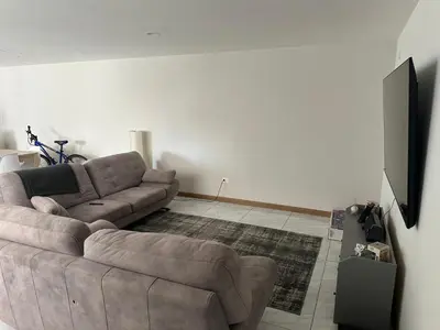 Una televisión o centro de entretenimiento en Suite Ejecutiva FINSA con Baño Privado y Parking