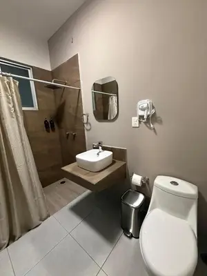 Un baño de Beautiful Downtown Suite 04