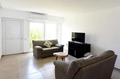 Una televisión o centro de entretenimiento en 9 Bahias Condos con club de playa